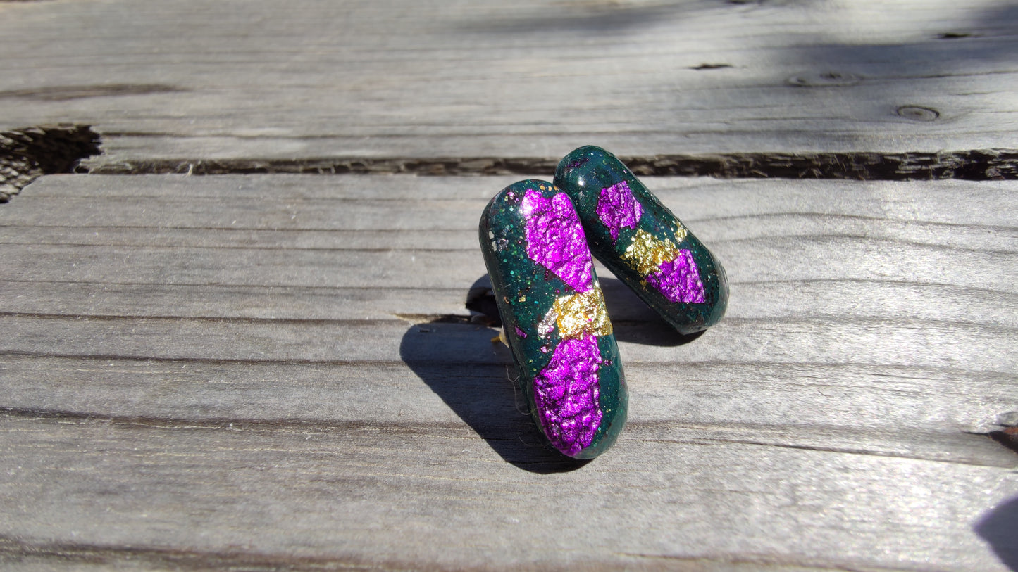 Boucles d'oreilles capsule Astral vert sapin éclats fuchsia et or, vue de face